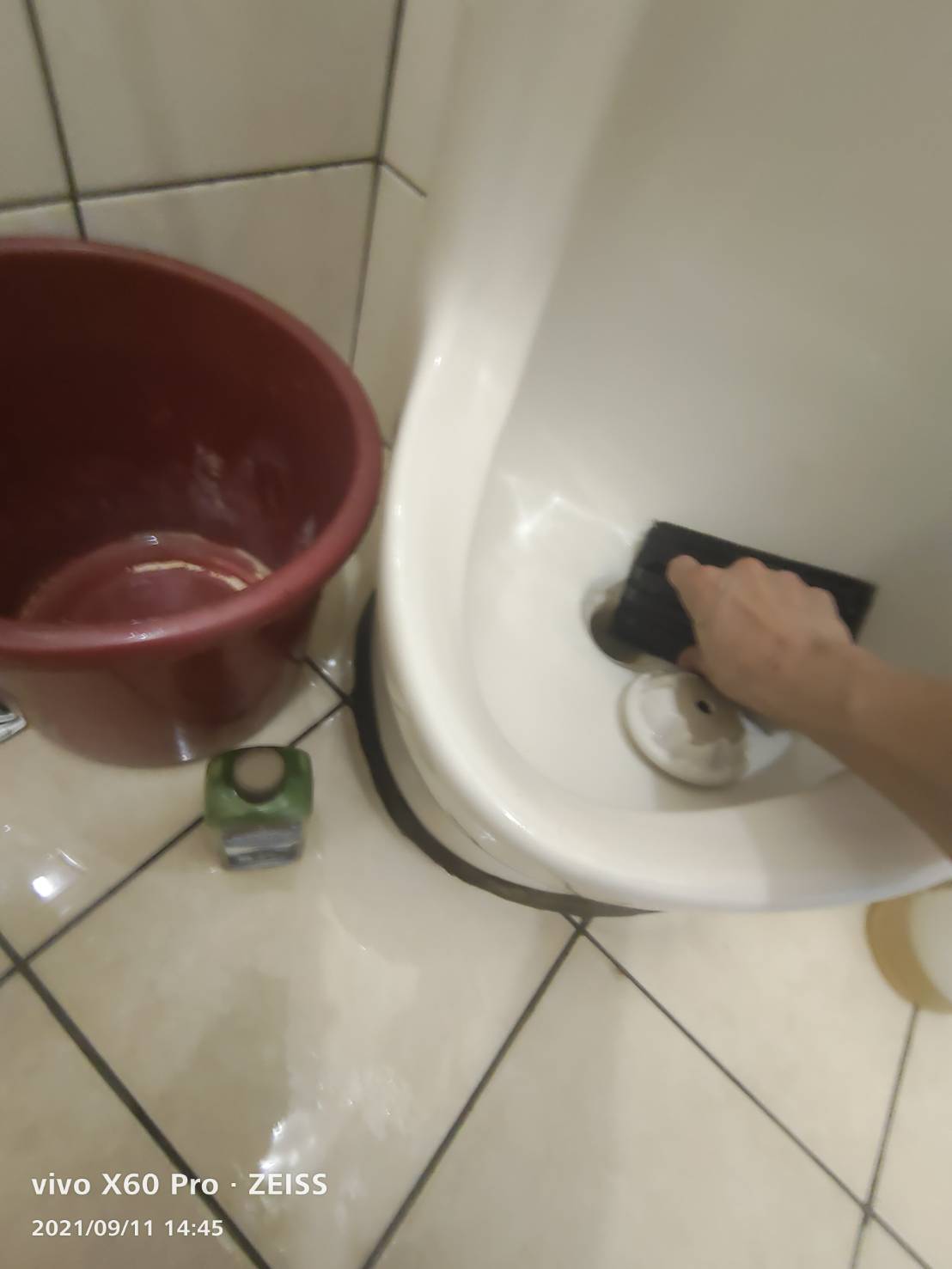 工業區員工廁內小便斗清洗每日刷洗，確實檢點 
